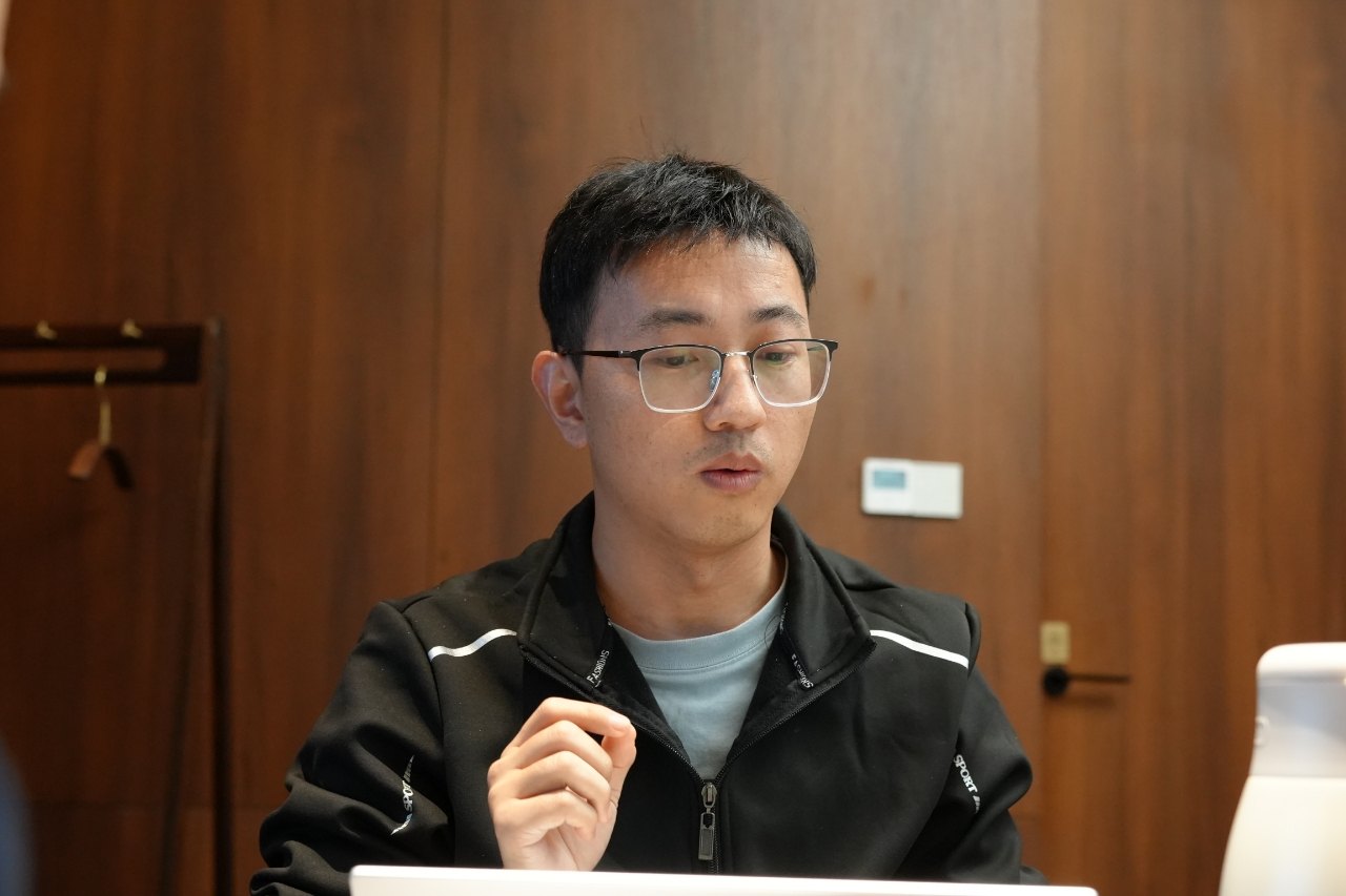 大风在项目讨论中进行讲解